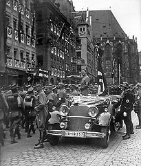 Parade SA, Hitler, Nrnberg 1935, Quelle: Charles Russell Collection, NARA. Dieses Bild ist gemeinfrei.